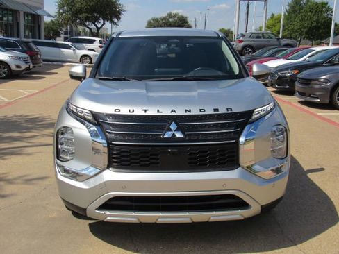 Used 2023 Mitsubishi Outlander SE image 2