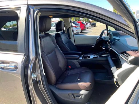 Used 2024 Toyota Sienna Platinum FWD image 10