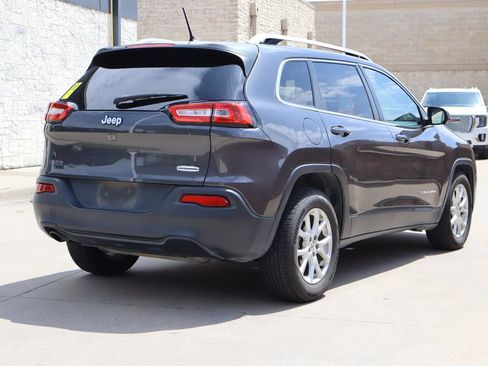 Used 2016 Jeep Cherokee Latitude w/ Comfort & Sound Group FWD image 3