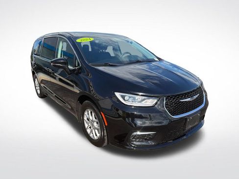 Used 2024 Chrysler Pacifica Touring-L FWD image 3