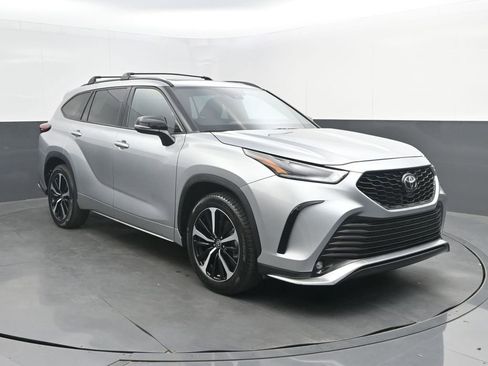 Used 2021 Toyota Highlander XSE FWD image 9