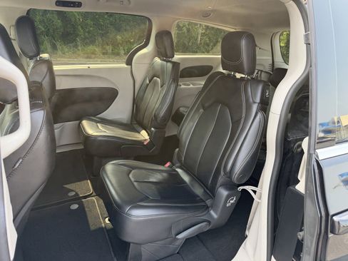 Used 2023 Chrysler Pacifica Touring-L FWD image 10