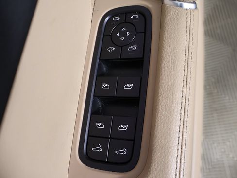 Used 2022 Porsche Cayenne Platinum Edition AWD/4WD image 38