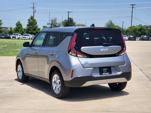 Used 2025 Kia Soul LX w/ LX Technology Package FWD image 5