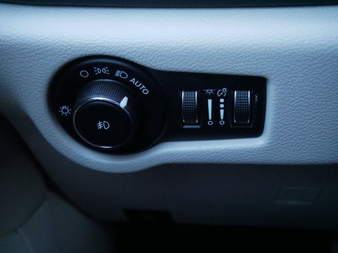 Used 2023 Chrysler Pacifica Limited image 26