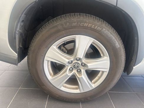 Used 2021 Toyota Highlander L image 5