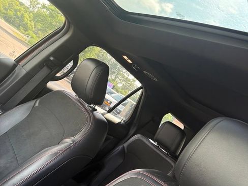 Used 2018 Ford Explorer XLT w/ XLT Appearance Package AWD/4WD image 11