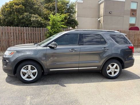 Used 2019 Ford Explorer XLT w/ Equipment Group 201A FWD image 4