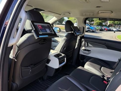 Used 2023 Kia Carnival LX w/ Paint Protection Package FWD image 27
