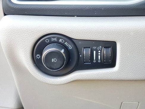 Used 2023 Chrysler Pacifica Touring-L image 17