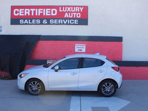 Used 2020 Toyota Yaris LE image 2