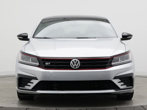 Used 2018 Volkswagen Passat 3.6 FWD image 2