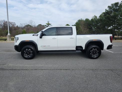 Used 2024 GMC Sierra 2500 AT4X image 2
