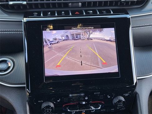 New 2025 Jeep Grand Cherokee Altitude image 12