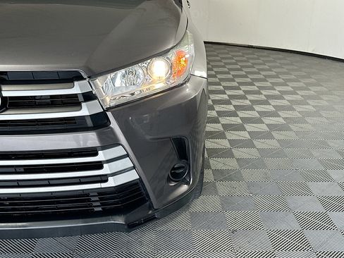 Used 2019 Toyota Highlander LE FWD image 9
