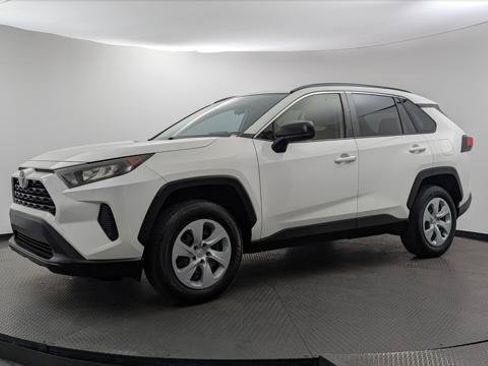 Used 2019 Toyota RAV4 LE FWD image 2