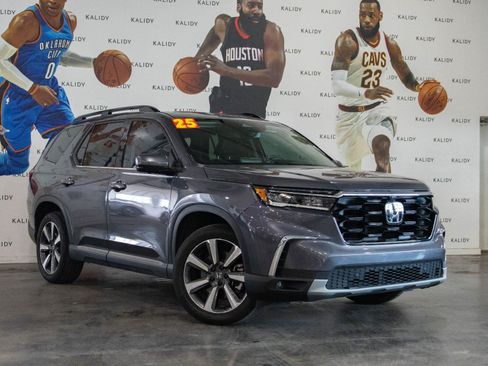 Used 2025 Honda Pilot Elite image 2