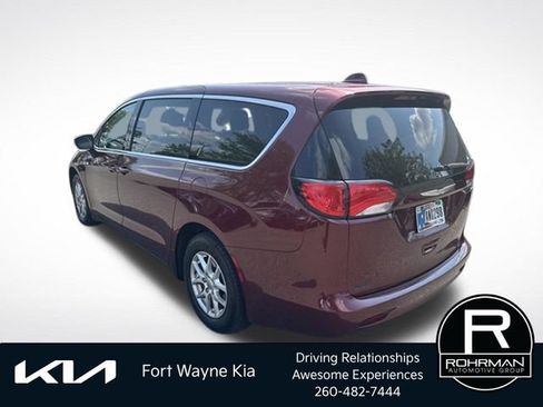 Used 2017 Chrysler Pacifica Touring FWD image 3