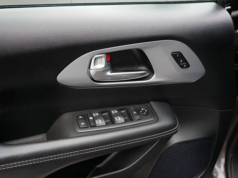 Used 2020 Chrysler Pacifica Limited w/ S Appearance Package FWD image 18
