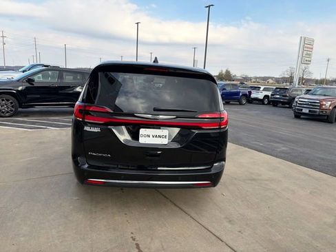 Used 2025 Chrysler Pacifica Select image 5