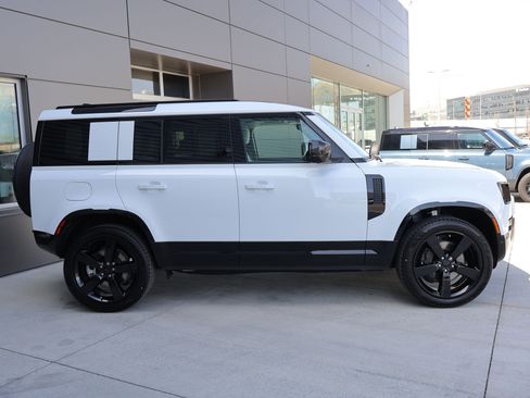 New 2026 Land Rover Defender 110 X-Dynamic SE image 4