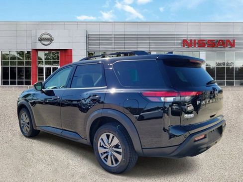 Certified 2025 Nissan Pathfinder SV FWD image 7