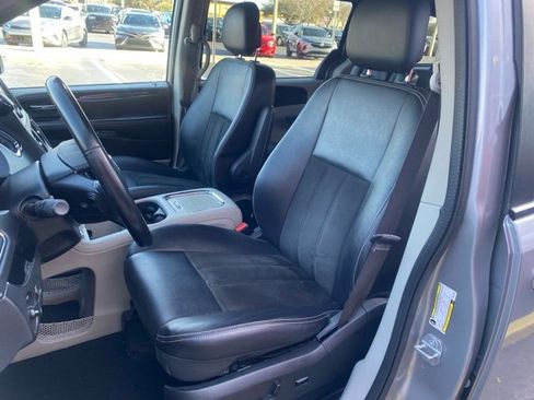 Used 2019 Dodge Grand Caravan SXT image 12