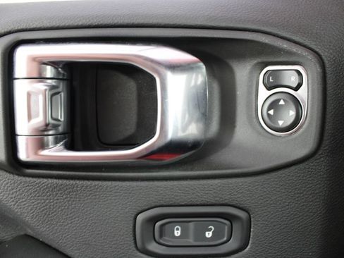 Used 2025 Jeep Wrangler Unlimited Sahara AWD/4WD image 14