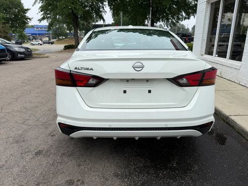 Used 2025 Nissan Altima 2.5 SV FWD image 6