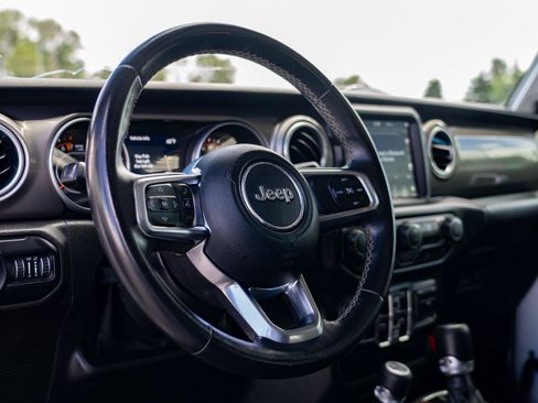 Used 2018 Jeep Wrangler Unlimited Sahara w/ Uconnect 4C Nav & Sound Group AWD/4WD image 12