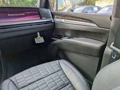 Certified 2025 Cadillac Escalade ESV Sport Platinum AWD/4WD image 19