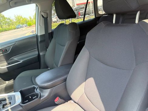 Used 2025 Toyota RAV4 LE AWD/4WD image 9