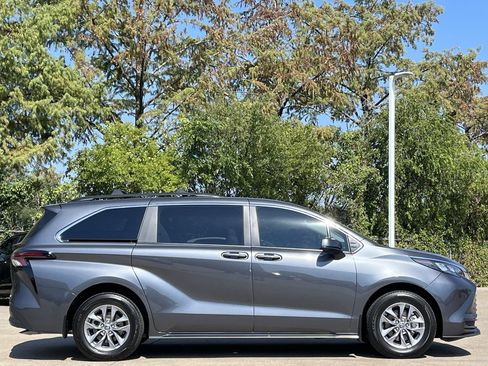 Used 2025 Toyota Sienna LE FWD image 3