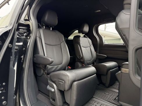 Used 2025 Toyota Sienna Platinum AWD/4WD image 13