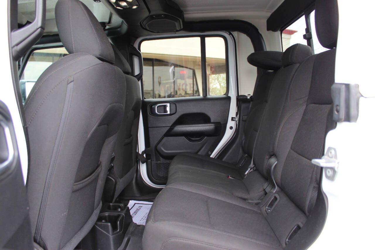 Used 2023 Jeep Gladiator Overland w/ Cold Weather Group AWD/4WD image 11