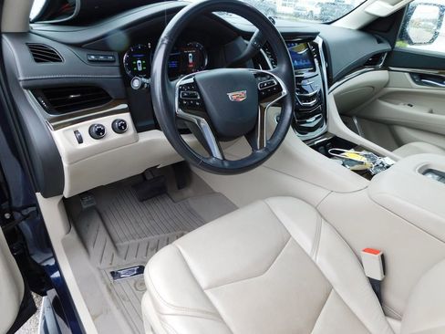 Used 2020 Cadillac Escalade Luxury w/ LPO, Radiant Package AWD/4WD image 16