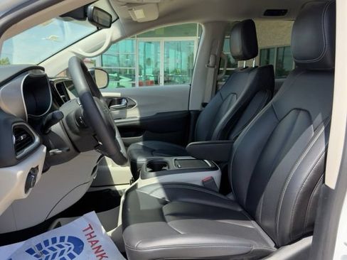 Used 2024 Chrysler Pacifica Touring-L FWD image 10