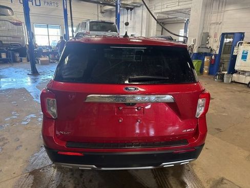Used 2024 Ford Explorer XLT w/ Equipment Group 202A image 5