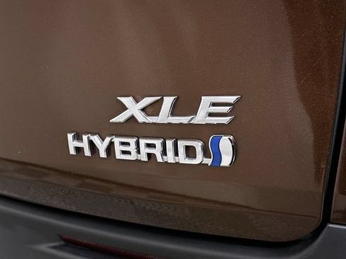 Used 2024 Toyota Sienna XLE AWD/4WD image 32