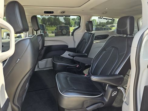 Used 2022 Chrysler Pacifica Limited FWD image 12