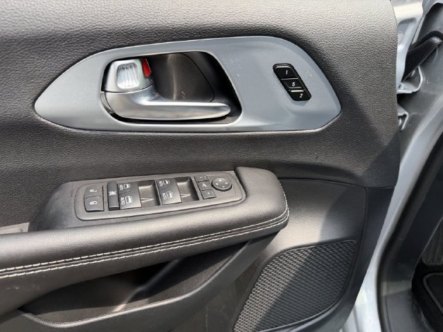 Used 2026 Chrysler Pacifica Limited FWD image 18