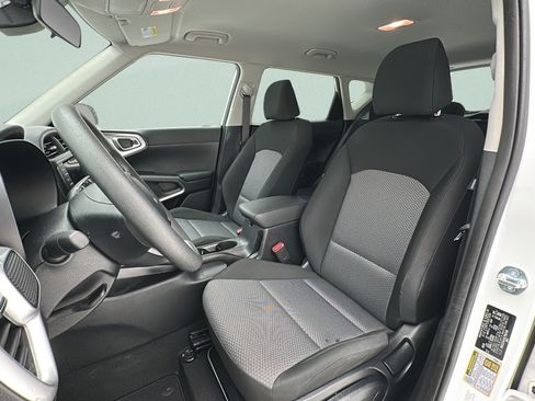 Used 2025 Kia Soul LX w/ LX Technology Package FWD image 12