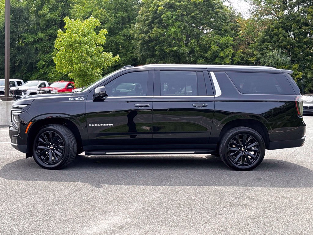 Used 2025 Chevrolet Suburban High Country AWD/4WD image 3