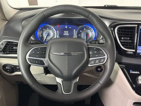 Used 2024 Chrysler Pacifica Touring-L FWD image 22