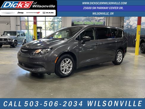 Used 2022 Chrysler Voyager LX FWD image 1