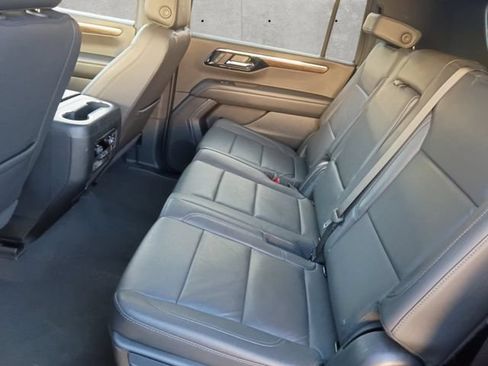 Used 2025 Chevrolet Suburban LT RWD image 22