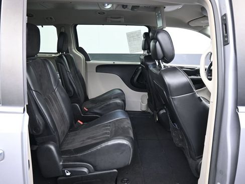Used 2014 Chrysler Town & Country Touring-L FWD image 30