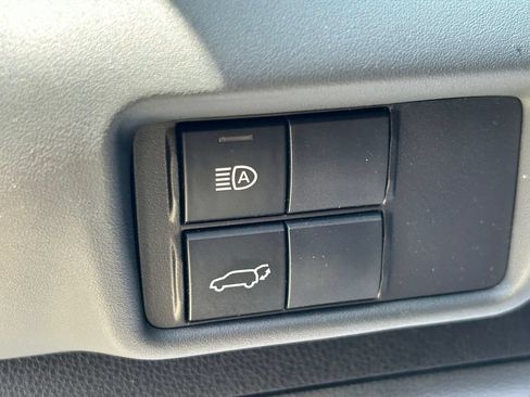 Used 2023 Toyota Highlander LE FWD image 27