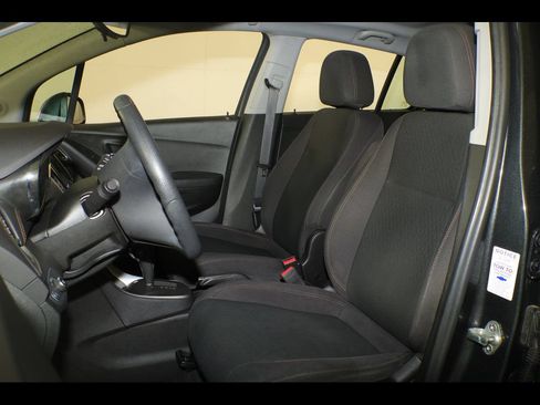 Used 2019 Chevrolet Trax LS AWD/4WD image 11