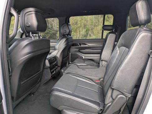 Used 2024 Jeep Wagoneer L Series II image 28